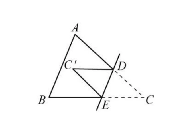 三角形ABC：A頂端，B左下，C右下（C以虛線標示，為摺疊前的原始位置）。D在$\overline{AC}$上（介於A、C之間，較靠近C）。E在$\overline{BC}$上（介於B、C之間，較靠近C）。摺線$\overline{DE}$為實線。摺疊後C點移至$C'$（實線標示，位於三角形內部，A與$\overline{DE}$之間）；$C'$分別以實線連到D、E（即摺疊後的$\overline{DC'}$、$\overline{EC'}$）。另外以虛線畫出D到C、E到C（摺疊前$\overline{DC}$、$\overline{EC}$的原始位置）。