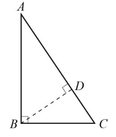 直角三角形$ABC$：$A$在上方、$B$在左下（$\angle ABC$標直角記號）、$C$在右下。$D$點在斜邊$\overline{AC}$上（偏$C$側），$\overline{BD}$為虛線，於$D$點標直角記號（表示$\overline{BD}\perp\overline{AC}$）。