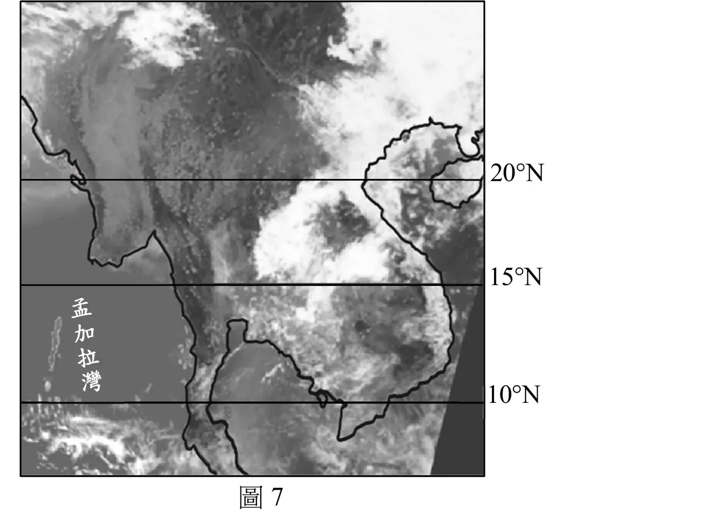 衛星影像黑白照片，右側標示三條由上而下的緯線刻度「20°N」「15°N」「10°N」，圖左側偏下方以直書白字標示「孟加拉灣」（位於左側深色海域）。畫面中央至右側以黑色粗線描繪出陸地輪廓（緬甸至中南半島西側海岸線），北側（上方）陸地覆蓋大片灰白色雲層與地表紋理交錯的影像，南側沿海岸線內側可見大片白色濃密雲塊聚集於15°N至20°N之間的內陸區域；10°N至15°N一帶的陸地呈現斑駁的灰階紋理，深淺不一，海岸線曲折並向西南延伸出一小段半島狀陸地。整體影像左側（孟加拉灣海域）色調均勻偏深，右側陸地色調斑駁明暗交雜，顯示雲層覆蓋與地表植被／裸露地混雜的分布情形。圖下方置中標示「圖7」。