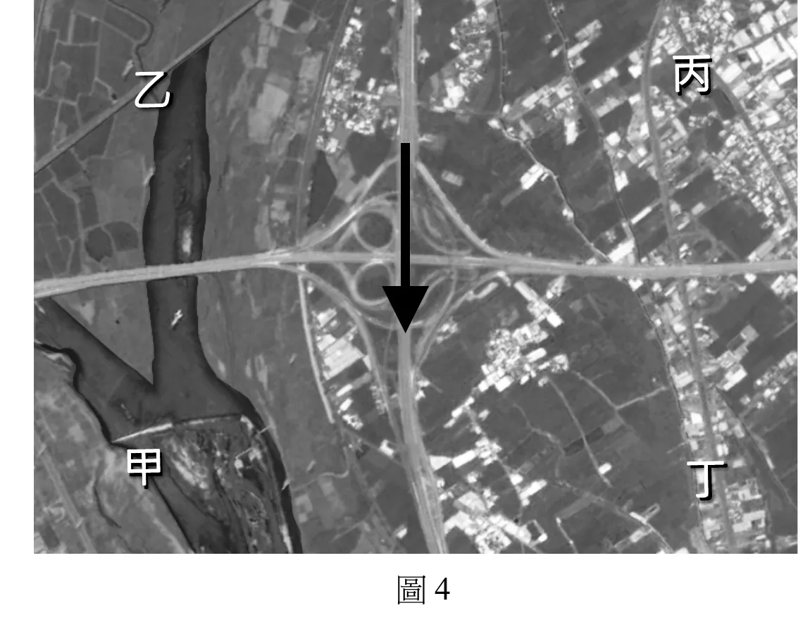 灰階Google衛星影像圖，四個字母標示於畫面四角：「乙」在左上角（河道與農田交錯處）、「丙」在右上角（聚落密集處）、「甲」在左下角（河道彎曲處與沙洲）、「丁」在右下角（農田聚落區）。畫面中央有一條左上到右下走向、含圓形交流道匝道的高速公路穿越畫面，並有一條普通道路橫向貫穿畫面中段（大致呈水平方向，略偏東北—西南）。畫面左半部有一條深色蜿蜒河道，由左上角向左下角的「甲」附近流出、匯入下方水域。畫面正中央疊有一個粗黑實心箭頭，箭頭方向正垂直由上往下指向畫面下方（與畫面中央縱貫的高速公路走向完全對齊，未見左右偏斜），代表方位角315度（西北方向）的方位參考箭頭。圖下方置中標示「圖4」。