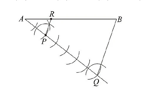 尺規作圖痕跡圖：$A$ 在左上、$B$ 在右上，$\overline{AB}$ 為上方的水平線段，$R$ 是 $\overline{AB}$ 上的一點（偏左）。由 $A$ 另引一條斜射線往右下，$P$、$Q$ 依序在這條射線上（$P$ 靠近 $A$、$Q$ 在最遠端），$B$ 與 $Q$ 之間連有一條線段。
射線上的弧線記號把 $\overline{AQ}$ 等分成 7 段，$P$ 落在由 $A$ 數來的第 2 個分點（七段的長度在手繪誤差內看得出是等長的）。也就是 $\overline{AP}:\overline{AQ}=2:7$。
$R$ 附近另有一組交弧記號（作 $\overline{PR}\parallel\overline{QB}$ 用的平行線痕跡）。
