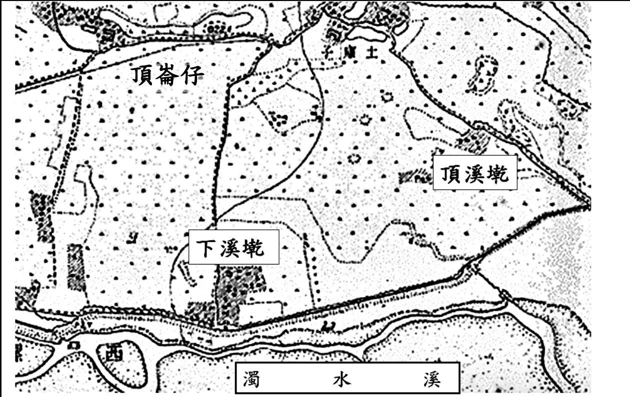 1921年臺灣地形圖局部影像（黑白，滿布細密圓點狀符號，為當時地圖表示沙地／沙丘地表的慣用符號），圖右側以方框標示地名「頂溪墘」，圖中央偏下方以方框標示「下溪墘」，圖左上方另有一處聚落標示「頂崙仔」（崙亦指沙丘、沙崗地形）；「頂溪墘」與「下溪墘」之間、「頂崙仔」南側各有點線描繪的小徑與地界線蜿蜒穿越滿布圓點符號的地表。圖下方橫貫一條寬闊河道，以方框標示河名「濁水溪」，河道兩岸繪有堤防雙線與斜線紋（表示河岸崩積地或礫石灘），河道中並列數道平行細線代表汊流。「下溪墘」聚落緊鄰濁水溪北岸，「頂溪墘」則位於其東北側地勢略高處。全圖底色滿布的圓點狀符號與河道旁的沙灘紋理，顯示此區地表覆蓋大範圍風成沙丘與河濱沙地。