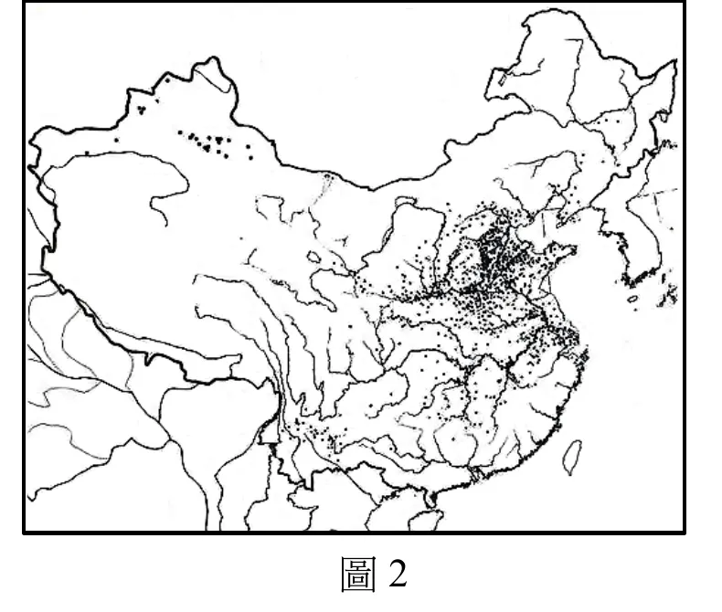 圖2：中國地圖（僅繪省界與河川輪廓線，無現代國界標示），圖上以密集黑點標示明清時期某種廟宇的分布位置。黑點集中於華北平原、黃河中下游一帶（今河南、山東、河北、山西南部）密度最高，長江流域（江蘇、安徽、湖北一帶）與東南沿海（浙江、福建）亦有中等密度分布，西北（今新疆北部）另有一小群孤立黑點，青藏高原、雲貴、東北大部分地區則幾乎無黑點。整體分布與明清人口稠密、旱作農業精耕的核心區高度重疊。圖下方標「圖2」