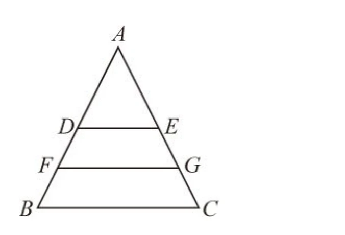 三角形，頂點 $A$ 在上，$B$、$C$ 在下（$B$ 左、$C$ 右）。$\overline{AB}$ 上由上而下依序有 $D$（中點）與 $B$；$\overline{AC}$ 上由上而下依序有 $E$（中點）與 $C$；$D$、$E$ 之間畫一條水平線段。$\overline{DB}$ 上另有一點 $F$，$\overline{EC}$ 上另有一點 $G$，$F$、$G$ 之間畫一條水平線段，其位置在 $D E$ 線段與 $BC$ 之間。