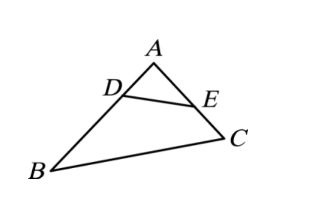 三角形，頂點 $A$ 在上方、$B$ 在左下、$C$ 在右下。$\overline{AB}$ 上靠近 $A$ 處標示一點 $D$；$\overline{AC}$ 上靠近 $A$ 處標示一點 $E$；$D$、$E$ 之間畫一條線段。