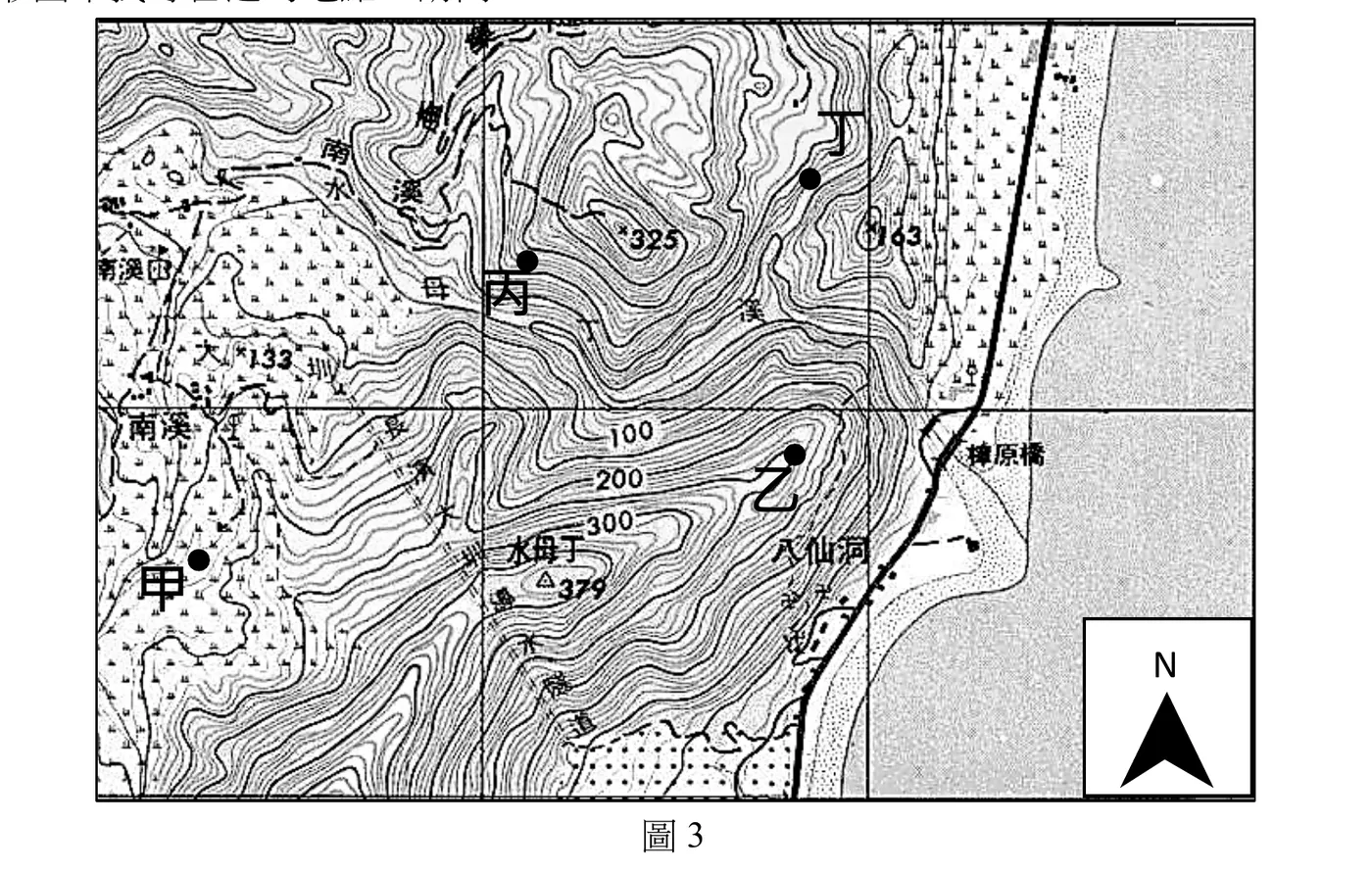 二萬五千分之一經建版地形圖局部，灰階等高線密布呈現丘陵地形，圖幅以十字圖廓線分為左上、右上、左下、右下四格。圖上以黑點與文字標示四個地點：「丙」在左上格中央、鄰近一處標高325公尺的三角點（標示*325）；「丁」在右上格、鄰近標高163公尺處（標示163）；「乙」在右下格、鄰近等高線標註100、200、300公尺的加粗計曲線附近；「甲」在左下格。地圖右下角另有一個獨立方框內畫指北針（N，箭頭朝上），圖幅右側為海岸線（等值海洋灰色網底）與一條南北向濱海道路（沿海岸線平行的粗黑線），路上標有「樟原橋」；地圖上散布多處小三角形符號代表果樹園或竹林等土地利用記號。圖說「圖3」置於圖幅正下方