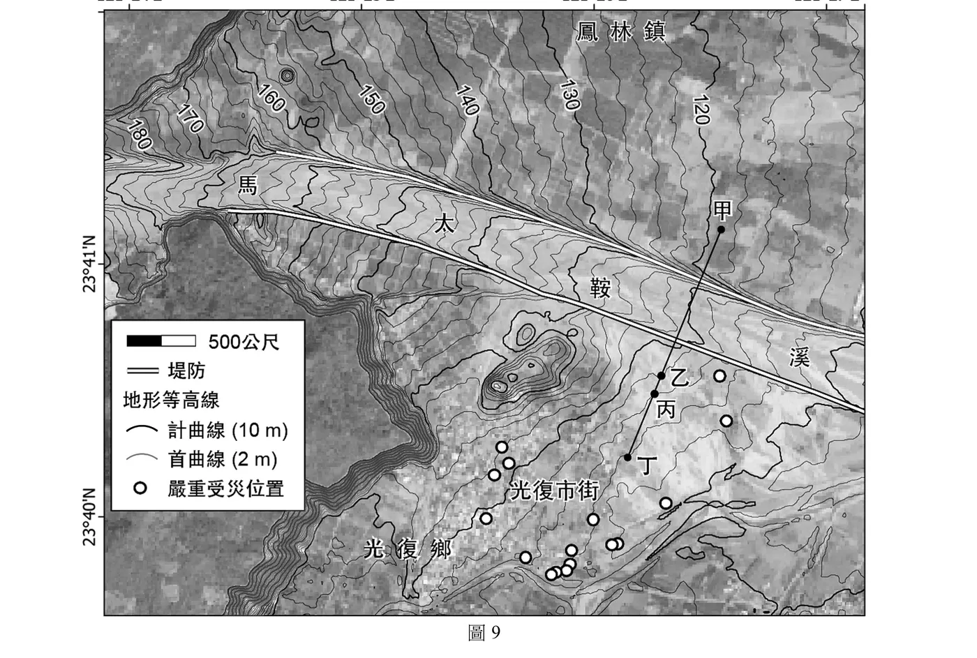 衛星影像套疊等高線地形圖，範圍東經121°24'～121°27'、北緯23°40'～23°41'，圖例包含500公尺比例尺、堤防（雙線）、地形等高線（計曲線10公尺／首曲線2公尺）、嚴重受災位置（空心圓點）。圖幅上方偏北標示「鳳林鎮」，等高線由左上（170～180公尺等高線密集，地勢陡峭）向右下（120公尺）逐漸稀疏遞減，顯示地勢由西北向東南遞降。圖中央偏左有一條標示「馬太鞍」溪流，河道兩側以雙白線描繪的堤防由左上向右下延伸貫穿全圖，河道中段偏右可見一處等高線呈同心圓狀密集閉合的小丘（獨立山丘地形）。堤防與河道右側、等高線120公尺一帶標示「甲」「乙」「丙」「丁」四點由北向南以直線串連（即甲到丁的地形剖面測線），乙、丙兩點間距很近。四點南側、聚落「光復市街」與「光復鄉」標示所在的區域為等高線相對寬鬆平緩的緩坡地帶，其上散布多個空心圓點（嚴重受災位置），主要集中在光復市街周邊及其東側、南側；光復市街即位於馬太鞍溪出山口後、河道兩側地勢平緩開闊、由堤防保護的低地上，符合河流出谷後堆積展開的扇形地形（沖積扇）位置特徵，而非侷限於單一河階面或海階、三角洲的地形部位。